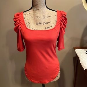 BOUTIQUE WOMENS TOP IN SZ MEDIUM…TIGHT STRETCH FIT…CUTE SLEEVES…WORN ONE TIME!